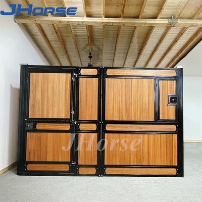 Q235 স্টিলের বাঁশের অস্থায়ী ঘোড়ার আস্তাবল যার গেট জানালা 2.2m উচ্চতা