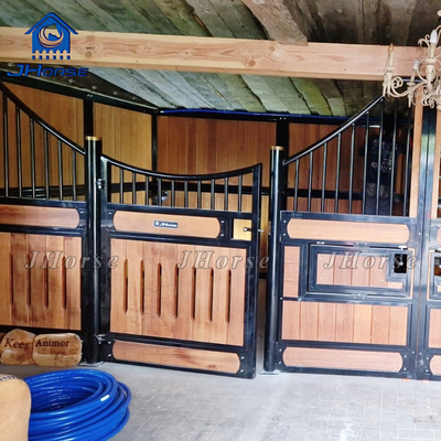 14ft 3.0m বাঁশ ঘোড়া স্থিতিশীল কাস্টমাইজড দরজা আকার নিরাপদ আরামদায়ক ঘোড়া পালন জন্য